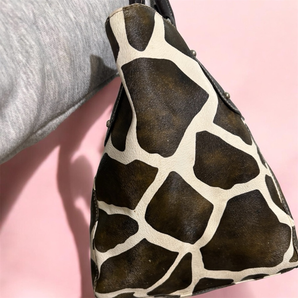 Chic Giraffe Pattern Tote With Black Accents - image 3
